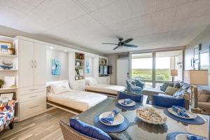 un salon avec un canapé et une table dans l'établissement Steps to Beach and Boardwalk Condo in Port Aransas!, à Port Aransas