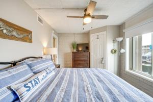 une chambre avec un lit et une fenêtre dans l'établissement Steps to Beach and Boardwalk Condo in Port Aransas!, à Port Aransas 22 autres photos