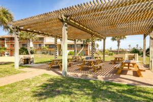 - une aire de pique-nique avec des tables de pique-nique et une pergola dans l'établissement Steps to Beach and Boardwalk Condo in Port Aransas!, à Port Aransas