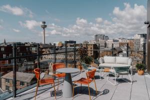 リバプールにあるThe Halyard Liverpool, Vignette Collection by IHGの市街の景色を望むバルコニー(テーブル、椅子付)