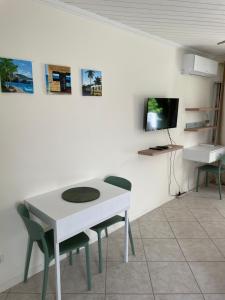 TV a/nebo společenská místnost v ubytování Charming Ground-Floor Studio in South Coast Barbados