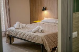 a bedroom with a bed with towels on it at MontagnaVivaCilento in Piaggine