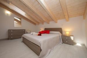 A bed or beds in a room at Silver Lake Apartment - Happy Rentals