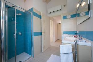 A bathroom at Silver Lake Apartment - Happy Rentals