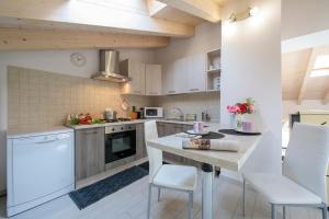 A kitchen or kitchenette at Silver Lake Apartment - Happy Rentals