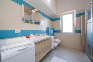 A bathroom at Silver Lake Apartment - Happy Rentals Még 19 kép