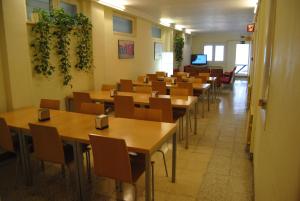 un comedor con mesas y sillas en una habitación en Studio Hostel, en Barcelona