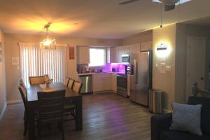 eine Küche und ein Esszimmer mit einem Tisch und einem Kühlschrank in der Unterkunft Colorado Four Season Funhouse in Colorado Springs + 95 Fotos