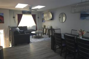 ein Wohnzimmer mit Sofa und Tisch in der Unterkunft Colorado Four Season Funhouse in Colorado Springs