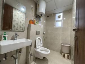 Bilik mandi di A Luxury 1BHK Flat - by Serene Holiday Nest +8 gambar