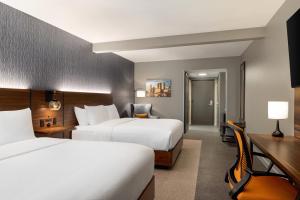 コロンバスにあるFour Points by Sheraton Columbus-Polarisのベッド2台と机があるホテルの部屋 +71枚の写真