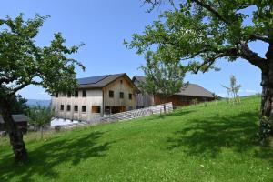 Zgradba, v kateri se nahaja apartma