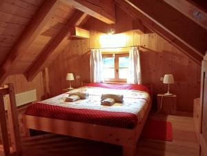 Postel nebo postele na pokoji v ubytování Alpi Giulie Chalets