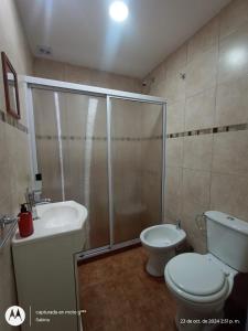 a bathroom with a shower and a toilet and a sink at Lugar Encantado Con Estacionamiento Gratuito 2 in Olavarría