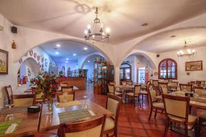 a restaurant with tables and chairs in a room at Cuevas Pedro Antonio de Alarcon in Guadix