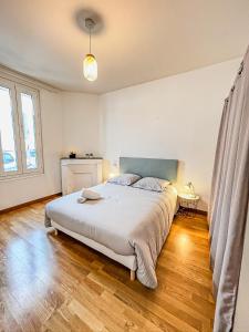 a bedroom with a large bed in a room at Le Grand Horizon Rochelais, plage à 5min, parking in La Rochelle