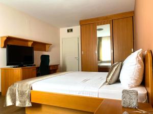 Μια τηλεόραση ή/και κέντρο ψυχαγωγίας στο Apartments Frajona