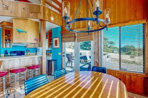 ein Esszimmer mit einem Holztisch und Stühlen in der Unterkunft Clemons' Cottage in Sea Ranch