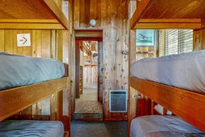 ein Zimmer mit zwei Etagenbetten in einer Kabine in der Unterkunft Clemons' Cottage in Sea Ranch + 27 Fotos
