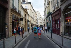 パリにあるPick A Flat's Apartment in Le Marais - Rue Sainte Croix de la Bretonnerieの市道を歩く人々