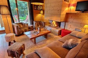 Χώρος καθιστικού στο Chalet Prestige cheminée vue excep serrechevalierholidays