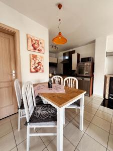 A kitchen or kitchenette at Chalupa Miška