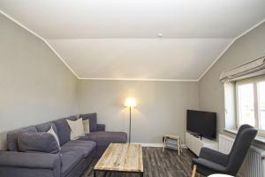 ein Wohnzimmer mit Couch und Fernseher in der Unterkunft gratis Nutzung vom AHOI Erlebnisbad und Sauna in Sellin - Kurhaus Nordstrand FeWo 44 in Göhren