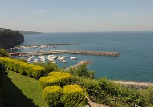 Un tas de bateaux sont amarrés dans un port dans l'établissement HR Hotel & Spa, à Piano di Sorrento