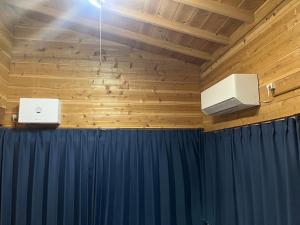 那须町ペットと泊まれるロフト付建物｜CHILL SWING チビ的一间设有蓝帘和两个扬声器的房间 更多20张照片