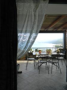 una mesa y sillas con vistas al océano en Appartamento Picasso en Cala Gonone