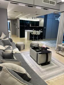 a living room with a couch and a table at شقه باإطلالة بحرية برج داماكDamacAlJawharah in Jeddah