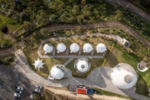 昆卡NaturHotel的一组白色圆顶的俯视图