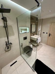 a bathroom with a glass shower and a sink at Centrico II Confort & Luxe au Centre in Tangier