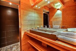 Ένα μπάνιο στο Chalet Prestige cheminée vue excep serrechevalierholidays +39 φωτογραφίες