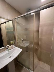 Ένα μπάνιο στο Ajang Hotel