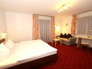 pokój hotelowy z łóżkiem i kanapą w obiekcie Ferienhaus Haas II w mieście Haslach