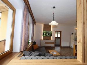 salon z kanapą i stołem w obiekcie Ferienhaus Haas II w mieście Haslach
