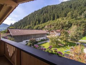 balkon z widokiem na góry w obiekcie Ferienhaus Haas II w mieście Haslach +9 zdjęć