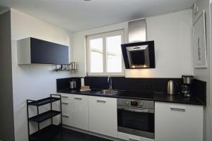 Küche/Küchenzeile in der Unterkunft gratis Nutzung vom AHOI Erlebnisbad und Sauna in Sellin - Kurhaus Nordstrand FeWo 44