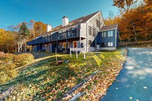 una casa al lado de una carretera en Mountain Memories, en Bartlett