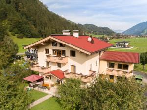 widok z góry na dom z czerwonym dachem w obiekcie Ferienhaus Haas II w mieście Haslach