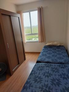 Ένα ή περισσότερα κρεβάτια σε δωμάτιο στο Apartamento aconchegante, linda vista e com garagem