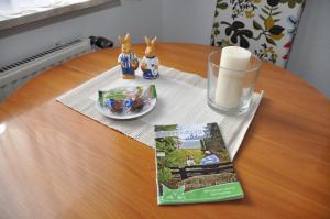 einen Tisch mit einem Buch, einer Kerze und einer Zeitschrift in der Unterkunft Ferienwohnung Martin 2 in Bad Harzburg