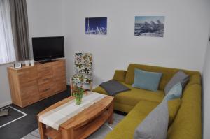 ein Wohnzimmer mit einem Sofa und einem TV in der Unterkunft Ferienwohnung Martin 2 in Bad Harzburg