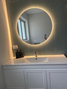un bagno con lavandino e specchio di Cottage amongst the Pines a Wamboin