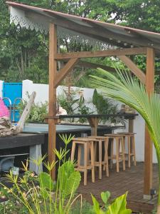 Zahrada ubytování Ti Oasis COLIBRI, 1 chambre, piscine, à 150m de la Plage
