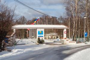 eine Tankstelle im Schnee mit Flagge in der Unterkunft Ferienpark Markgrafenheide in Markgrafenheide