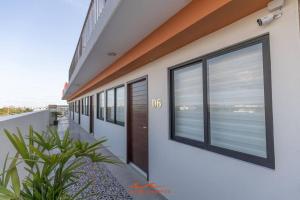 eine Fassade eines Gebäudes mit großen Fenstern in der Unterkunft 1 Reserva hoy mismo y disfruta tu estancia in Mazatlán