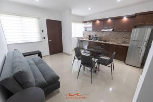 ein Wohnzimmer mit Couch und Tisch und eine Küche in der Unterkunft 1 Reserva hoy mismo y disfruta tu estancia in Mazatlán