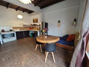Dapur atau dapur kecil di La Casa Hostel +17 gambar
